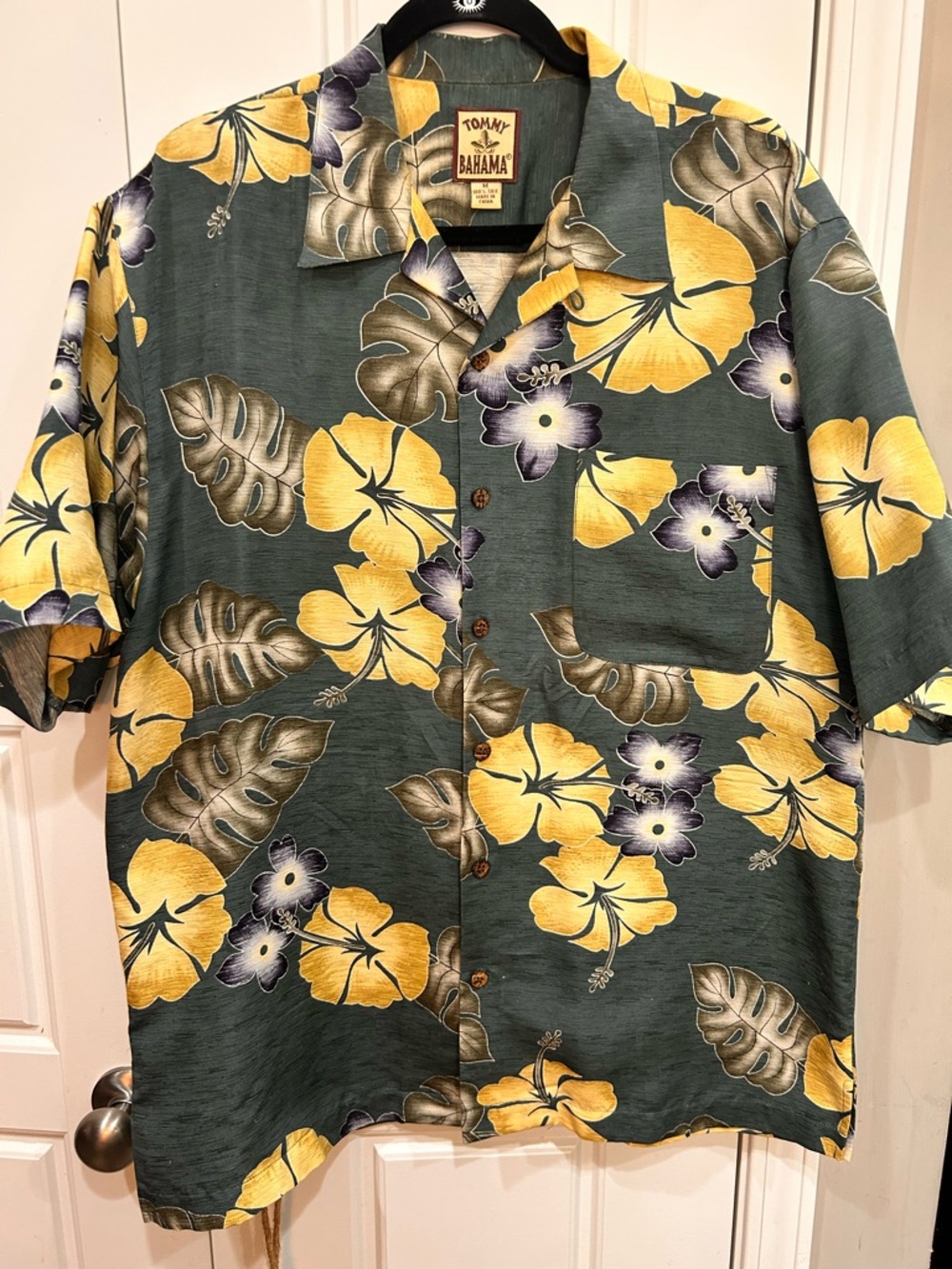 Tommy Bahama Men’s Medium Silk Hawaiian Shirt